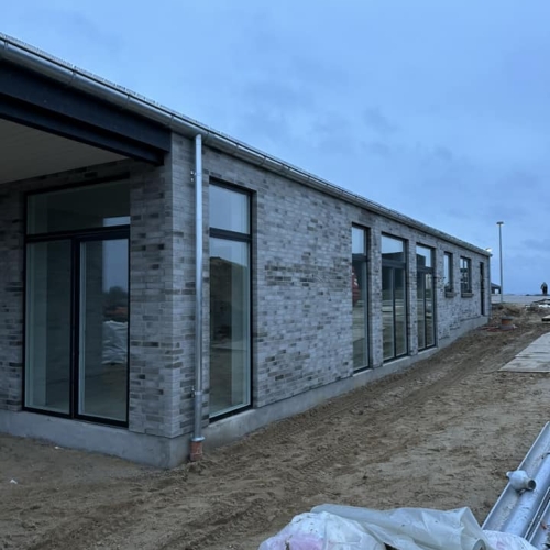 ang facade med store vinduer på nybyg i Skanderborg under opførelse.