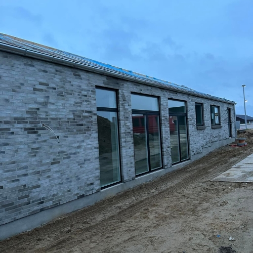 Nybyggeri i Skanderborg med moderne arkitektur og sorte vinduespartier.