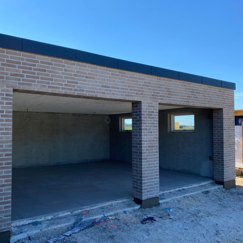 Nybyg i Aarhus med muret dobbelt carport under opførelse.
