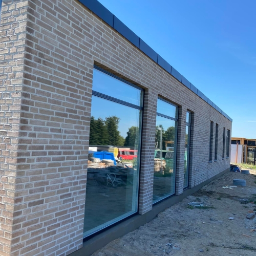 Moderne nybyggeri i Aarhus med store glaspartier og lys mursten.