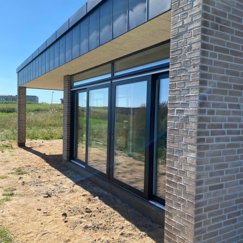 Nybyg i Aarhus med overdækket terrasse og dobbelte skydedøre.
