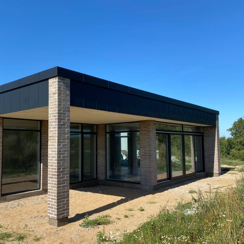 Nybyggeri i Aarhus med moderne arkitektur og sorte vinduesrammer.