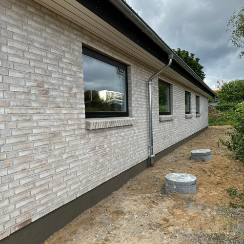 Lang facade på nybyggeri i Silkeborg med ensartede vinduespartier.