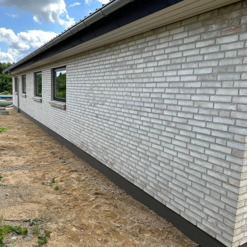 Sidefacade på nybyg i Silkeborg med moderne udtryk og vinduer i række.
