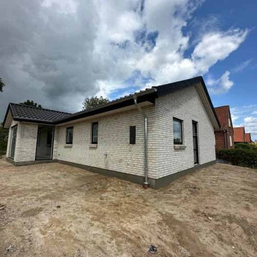 Nybyggeri i Silkeborg med lyse mursten og komplet facade.