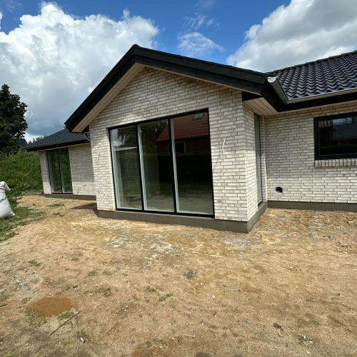 Nybyg i Silkeborg med stor glasfacade og moderne tagkonstruktion.